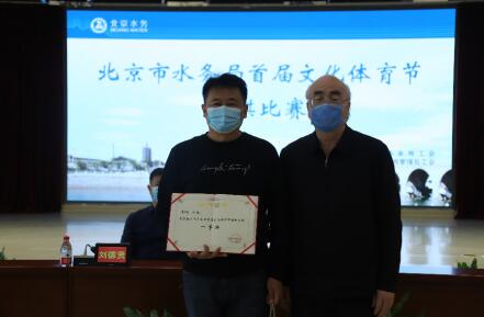 原北京棋院副院长、中信北京队主教练谭热午职业七段为围棋比赛冠军李京辉颁发荣誉证书。