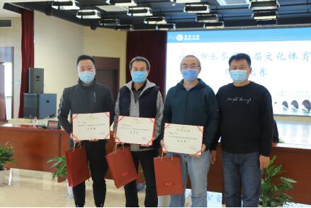 北京市北运河管理处主任李京辉（右一）为贾江（左一）、汪政良（左二）、李长生（右二）颁发三等奖的荣誉证书。