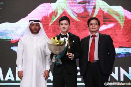 樊振东领奖