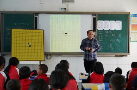 由小川老师还是第一次讲授围棋课程