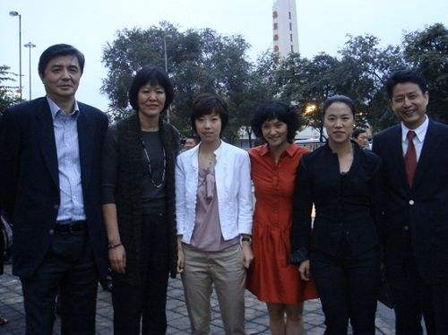 汪嘉伟（左一）