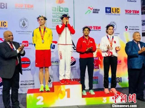 图为窦丹站在领奖台上激动地热烈盈眶。受访者供图