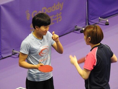 金宋依（左）与徐孝元在赛前训练中