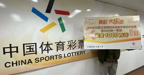 中奖得主领奖照