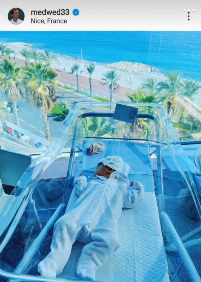 梅德韦杰夫报佳音，喜迎爱女出身