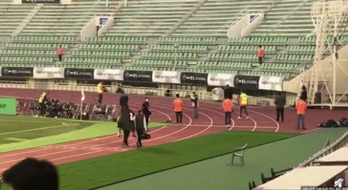 王霜已经不能自己行走离场