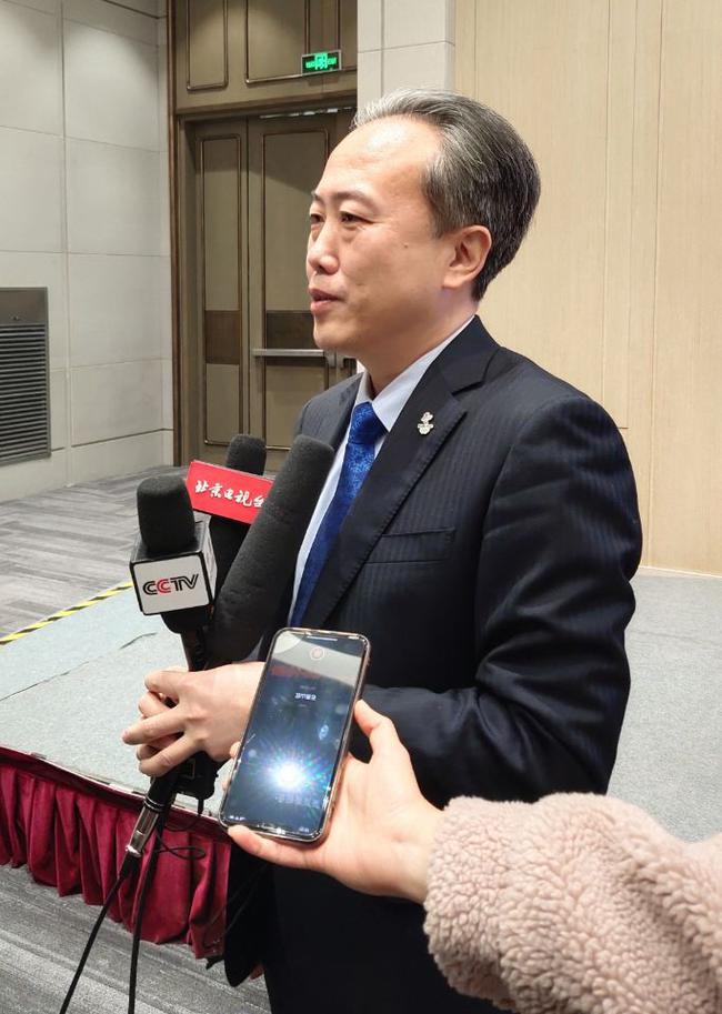 北京冬奥组委开发部部长朴学东接受了媒体们的采访
