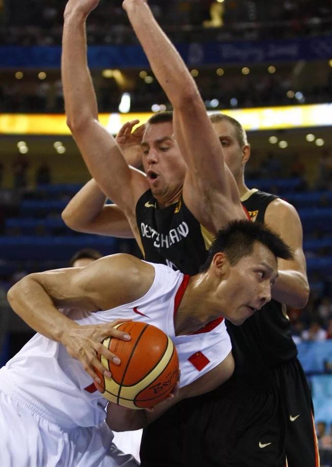 易建联首次成为中国男篮队长