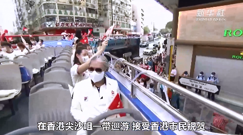 登车巡游！中国香港奥运代表团受市民热捧