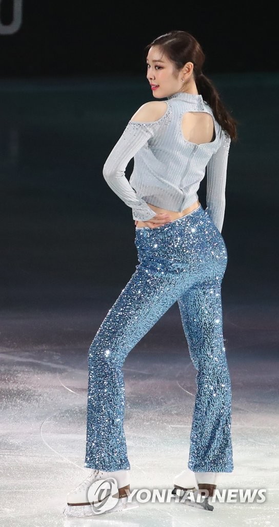 6月6日，在首尔奥林匹克公园KSPO DOME，金妍儿在花滑秀上表演新节目《Issues》。（韩联社）
