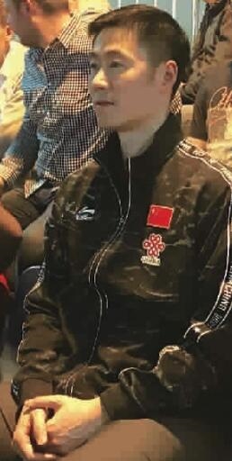 王励勤现场观看许昕比赛　记者 陶邢莹　摄