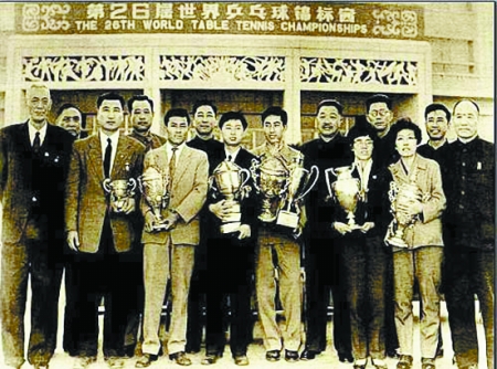 1961年4月，贺龙同获得第26届世乒赛三项冠军的中国部分运动员、教练员合影。