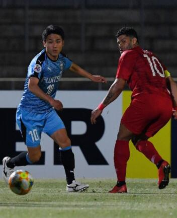 大岛僚太在盯防胡尔克