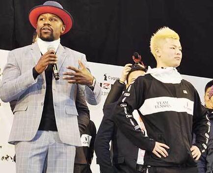 梅威瑟称重超天心4.6公斤 擂台踢一脚罚500万美元