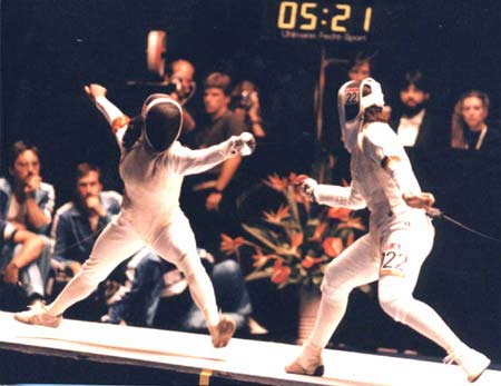 栾菊杰（左）在23届奥运会女花决赛中
