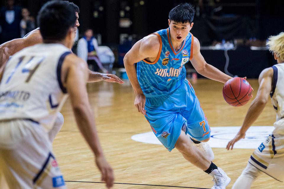 俞长栋篮下防守不慎手臂受伤