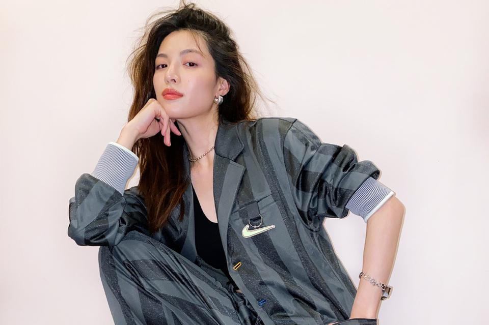 钟楚曦卷发慵懒迷人 运动套装内搭露腰背心满满街头风