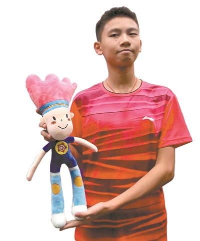 “小超哥”的发型形似羽毛球，具备超人一般的速度。广州日报全媒体记者 廖艺 摄