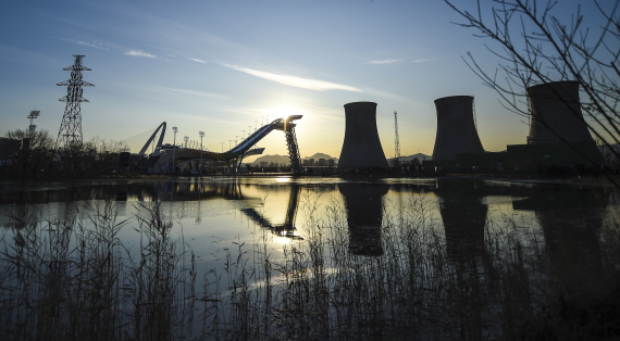 北京首钢滑雪大跳台外景（12月14日摄）