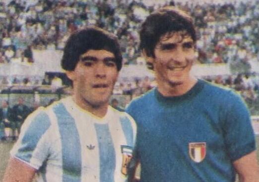 1982年世界杯,罗西与马拉多纳合影