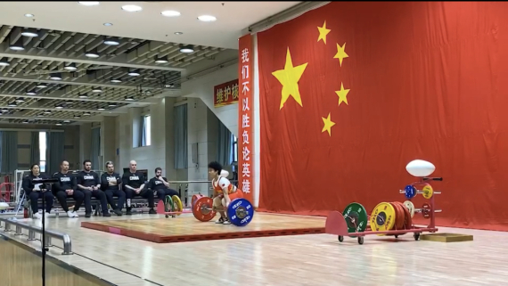 中国女子举重队队员侯志慧在比赛中