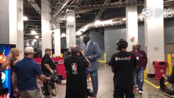 大鲨鱼现身球馆观看这次大战