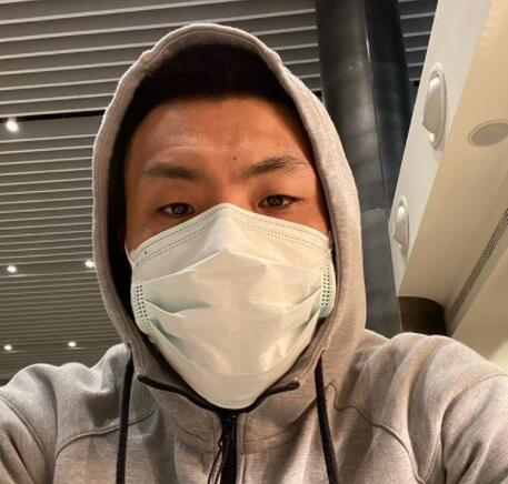 王大雷晒带口罩自拍 将与鲁能在迪拜会合开启冬训 亚博体育资讯 第1张-亚博体育导航 王大雷晒带口罩自拍 将与鲁能在迪拜会合开启冬训