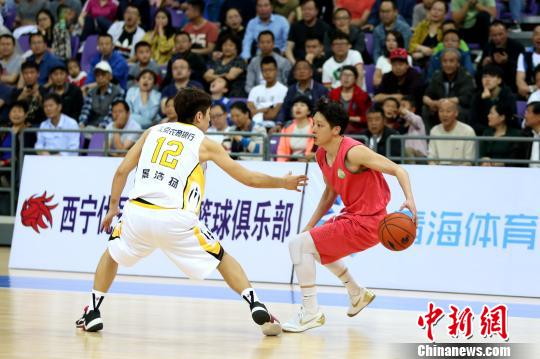 图为拉萨净土队对战北京北控队争夺此次比赛的季军。　张海雯　摄