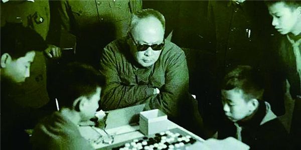 陈毅元帅关注小棋手比赛