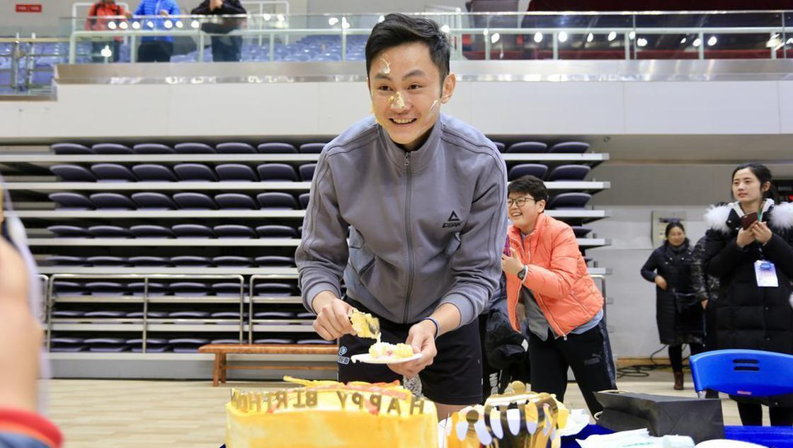 山东男排帅哥李润铭赛场庆生