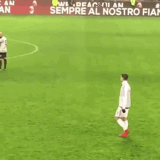 失落的席尔瓦望向庆祝胜利的队友后独自走回球员通道