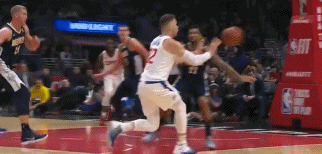 华莱士空中拉杆上篮