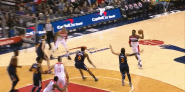 沃尔再强行三分