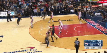 米切尔空接暴扣