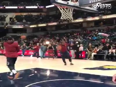 詹皇热身搞怪扣篮不看框上篮