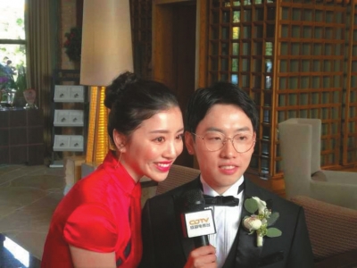 邹凯夫妇面对媒体采访。