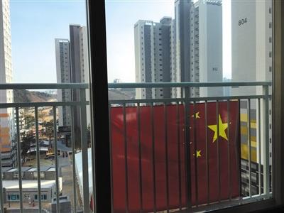 中国代表团驻地，窗外挂五星红旗。