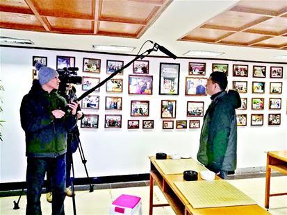 图为：NHK电视台在采访阎安七段 摄影：楚天都市报记者邓鹏伟