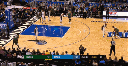 字母哥篮下暴扣