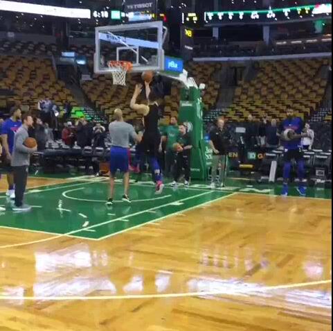 西蒙斯热身秀多样进攻手段