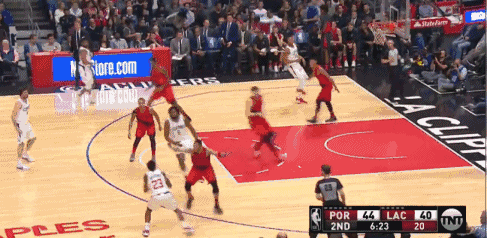 小乔丹空接暴扣