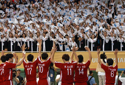 朝鲜拉拉队在2003年大邱夏季世界大学生运动会的男排决赛上为韩国选手欢呼加油。（韩联社）