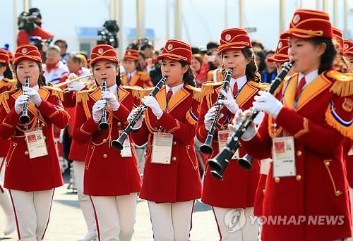 朝鲜乐团在入村仪式上进行演奏。(韩联社)