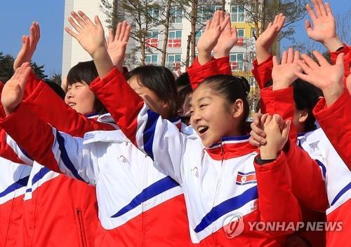 入村仪式结束后,朝鲜体育代表团接受媒体拍照。(韩联社)