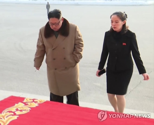 图为朝鲜劳动党委员长金正恩（左）与胞妹、劳动党中央委员会第一副部长金与正。
