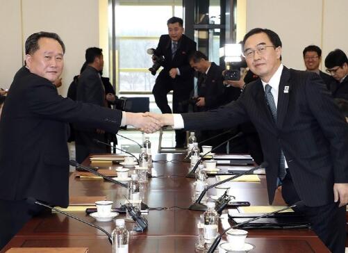 韩朝高级别会谈韩方首席代表、统一部长官赵明均（右）和朝方首席代表、祖国和平统一委员长李善权在会谈开始前握手合影。