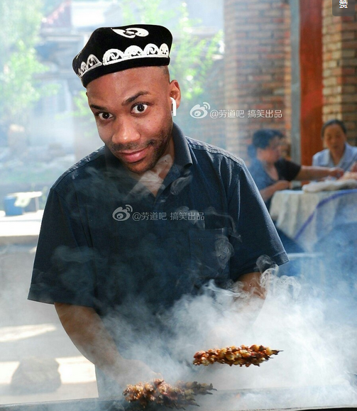 随后新疆媒体给马布里做了一张神p图,马布里被p成了烤羊肉串的"马师傅
