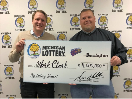 克拉克领取中奖支票