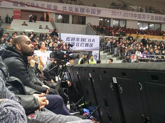 索顿在场边观战