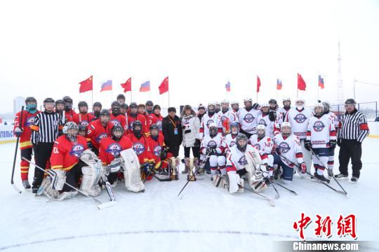 图为两国运动员合影。